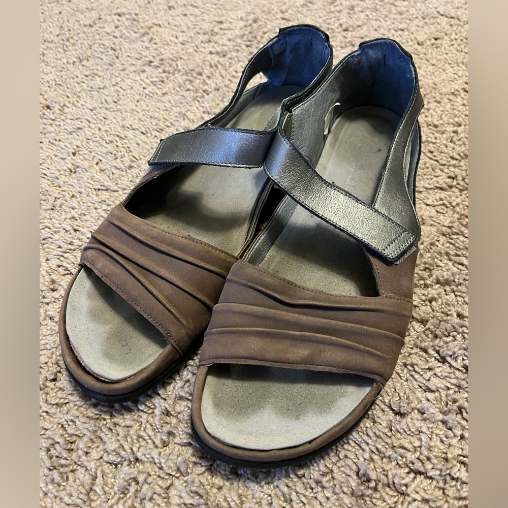 Naot Papaki taupe and silver sandals, metallic leather and nubuck, size 9-9.5/40